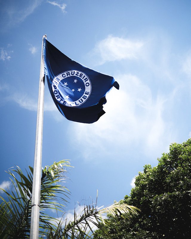 cec_informs_'s tweet photo. Vamos falar a verdade? O começo de ano e planejamento que o clube mostrou até aqui é DECEPCIONANTE, confirmando a venda do Kaiki.

Trouxe o Gerson por 27M de euros e parou aí. Neiser é uma incerteza, Chico da Costa é inútil e Matheus Cunha será reserva. É suficiente pra um ano com tantas competições?

E pra piorar, agora vendem dois laterais esquerdos em um intervalo de uma semana por 12M de euros CADA. Vai arrumar quem pro setor que seja do mesmo nível e mais barato?

Joaquim encheu a boca pra falar que o clube não tinha pressa pra vender, Pedrinho falou várias vezes que o objetivo é brigar por todos os títulos. É assim que querem brigar? Gerson vai jogar na lateral, de volante e de ponta? 

Cara, muito, muito decepcionante. Essas vendas de Kauã e Kaiki me desanimaram ainda mais. Perder um beleza, os dois juntos é inaceitável. Kauã já vai jogar com a cabeça lá na Alemanha... Que fase! Virou bagunça...