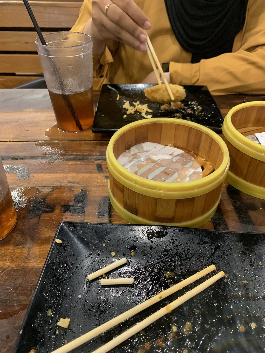 Bojoku mangan gacoan iso elegan, aku sumpit e tugel 😩