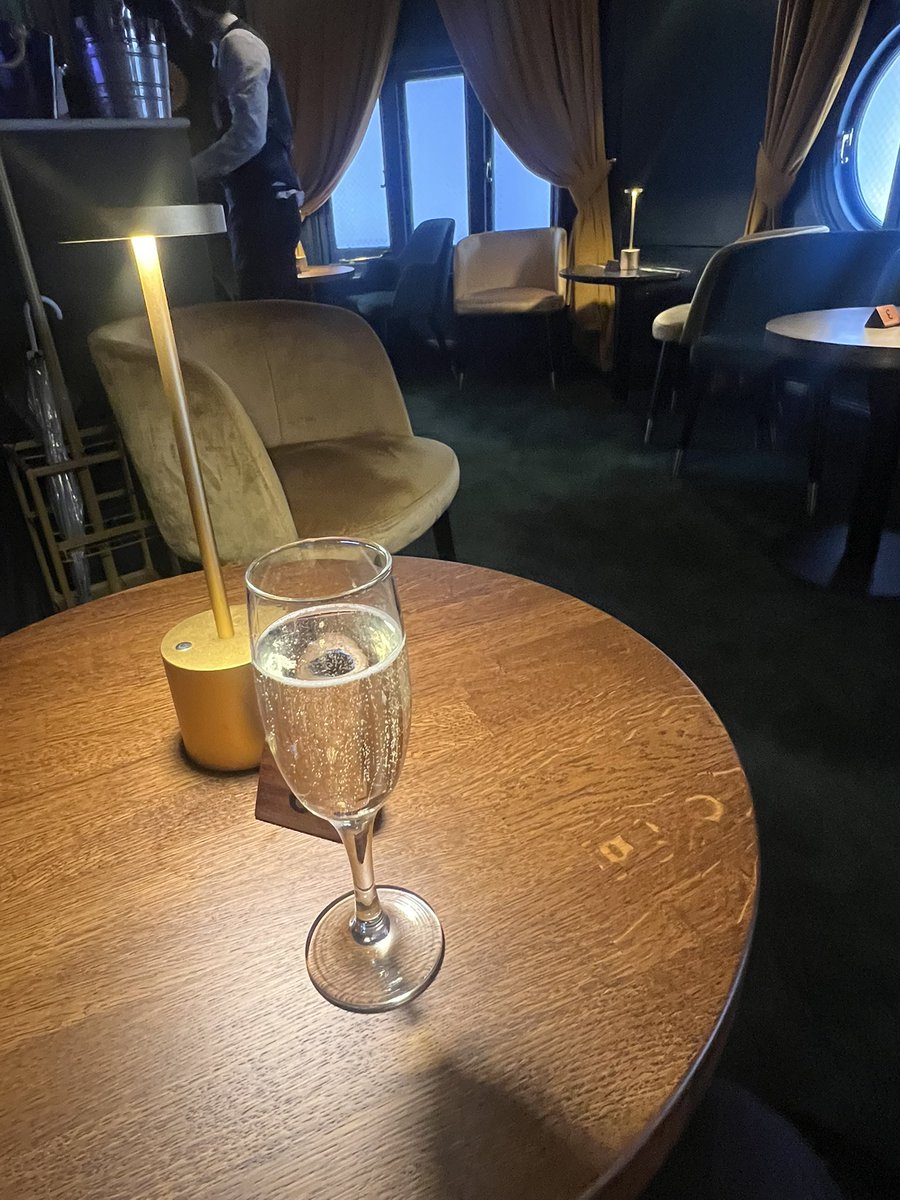 Wouldn’t be a proper trip to London without seeing a West End show, with pre-drinks in the private lounge, courtesy of one of my loyal subs. Good boy 🐶
