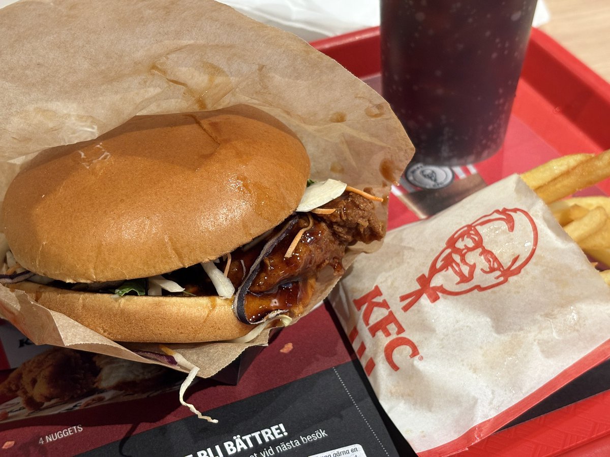 ChallengingPapp's tweet image. 【北欧サラメシ No082】
まさかのテリヤキバーガーがKFCから出たので、わざわざ食べに行ってきた！

ん〜、悪くはない…けど、やっぱり海外のテリヤキの味だった😅甘過ぎ塩っぱ過ぎ感が否めない、とりあえず水必須💦

109kr=1900円くらい