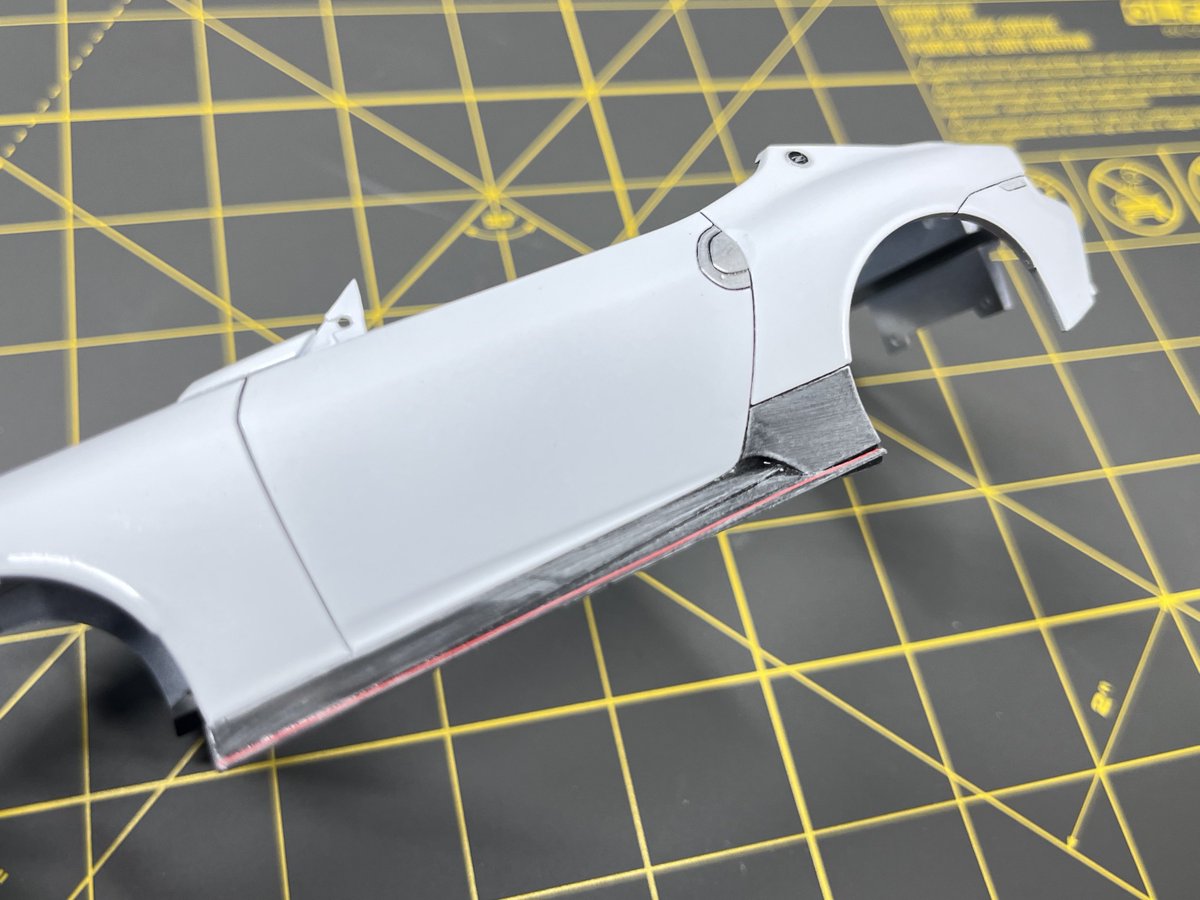 楽プラSNAP CAR ニスモRZ34 ボディが乾燥したので研ぎ出し開始。 白色