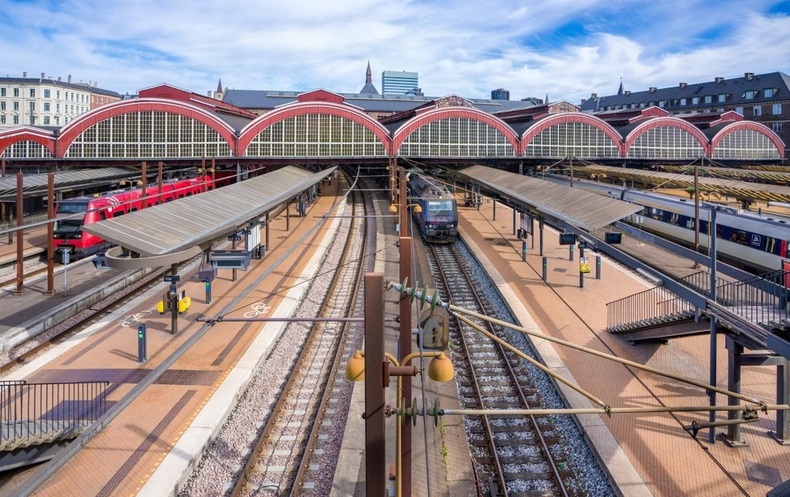 SYTECSA's tweet photo. EL DATO: La Estación Central de Copenhague es la estación de tren más grande de Dinamarca. Ofrece servicios de trenes InterCity y Express en todo el país, así como servicios a varios destinos internacionales. https://t.co/TkICATvb0U