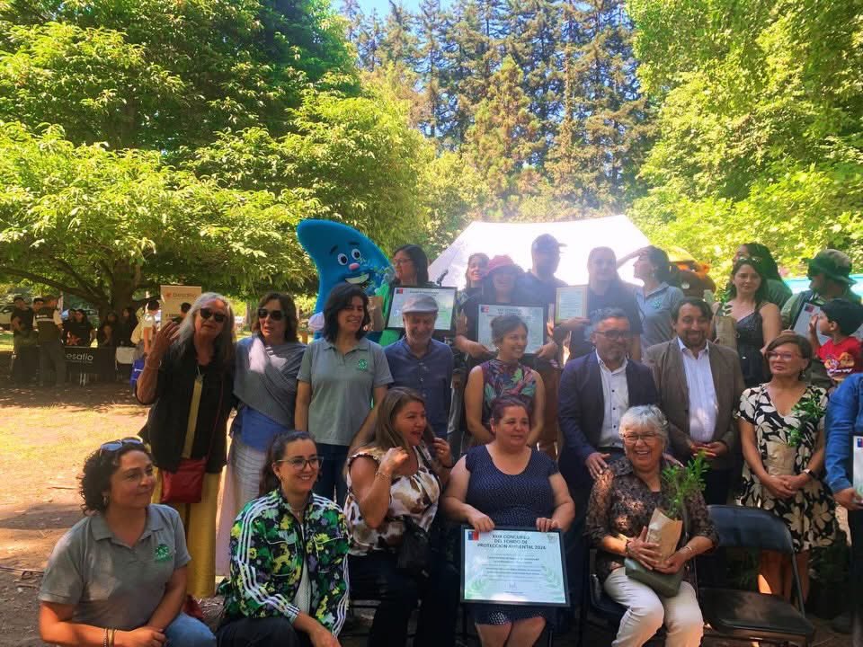 En el Día de la Educación Ambiental, se otorgaron los Fondos de Protección Ambiental (FPA) y se anunció creación de bosque Miyawaki en CESFAM de Algarrobo. Felicitaciones a las organizaciones seleccionadas por su compromiso con el cuidado del entorno y el desarrollo sustentable.