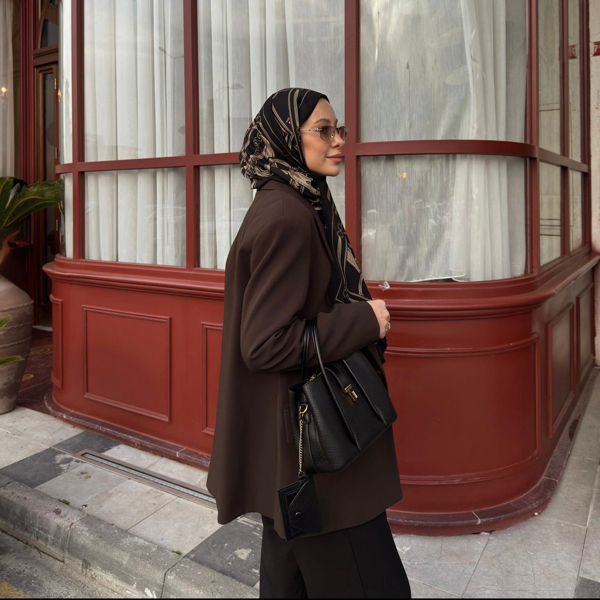 Bihter , Yün İpek Şal ve Premium Çanta ile

🔗 levidor.com.tr/bihter-koc-ins…

#keşfet #fypシ #yenisezon #stil