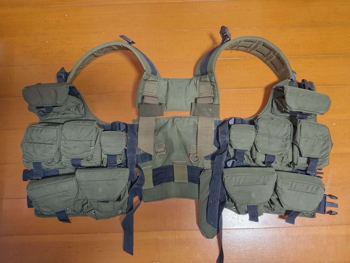 Pokolov Rosomahaベスト SVDマガジン仕様が届きました!!!!!!!!
1年近く届かずでしたがついに入手！
予想通りあらゆる部分が超分厚い作りです
ベストの中の25(管理番号？)とГРЕК？(ГРЕН？)の文字が謎なのが気になるところ👀
詳細はまた後日まとめます