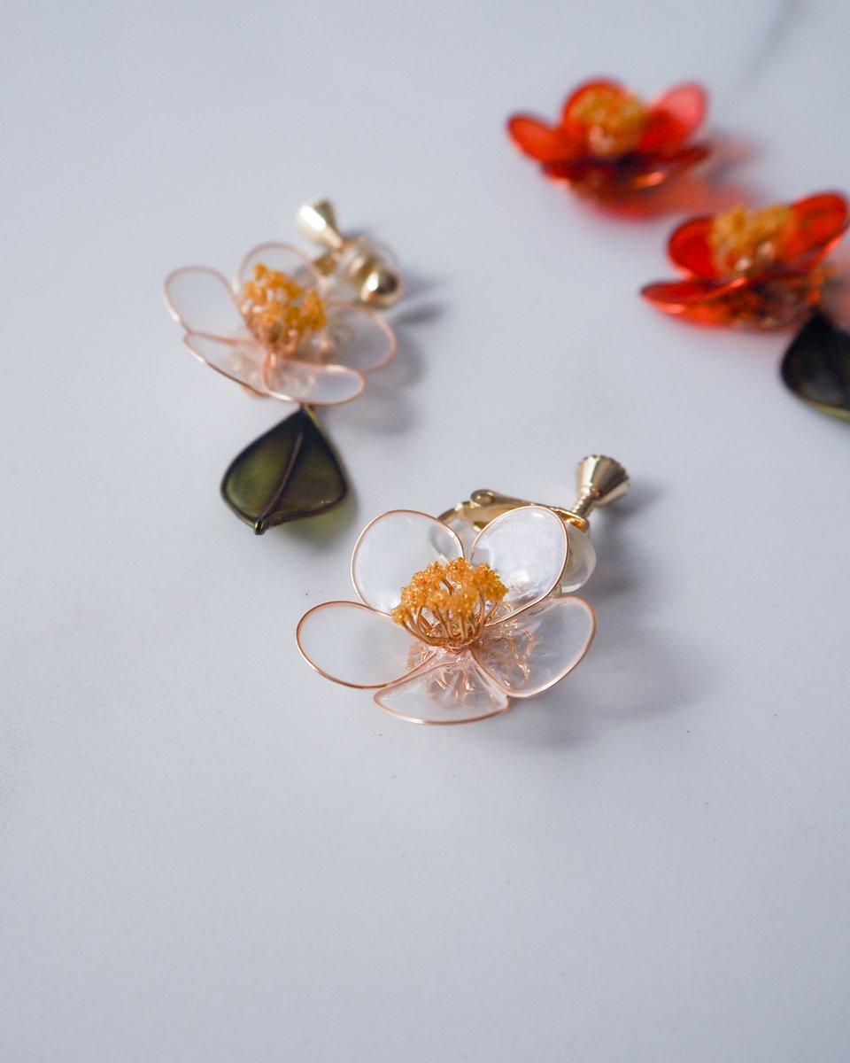 椿の耳飾り𓂃𓈒𓏸

花芯や花の色だけでなく、
葉の色にもこだわって制作しました。

花の透明感にも合いつつ椿の葉らしい深みのある緑になるよう、何色も色を重ね合わせました。

【紅】【白】の2色展開です✨
今週末に再販いたします。

#ハンドメイドアクセサリー #椿アクセサリー