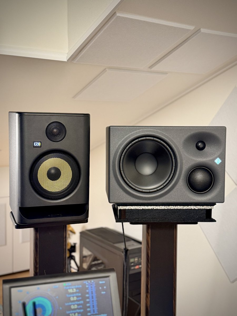 KRK Rokit 7 G5
Neumann KH310A
RME Fireface UFX II
Apollo X6
UAD-2 Satellite
Gray Cable
Fender Studio Pro 8
PreSonus FaderPort 16
CalDigit TS4
TC Electronic CLARITY

현재 음원 작업을 위해 위와 같은 시스템으로 셋업하고 있습니다.