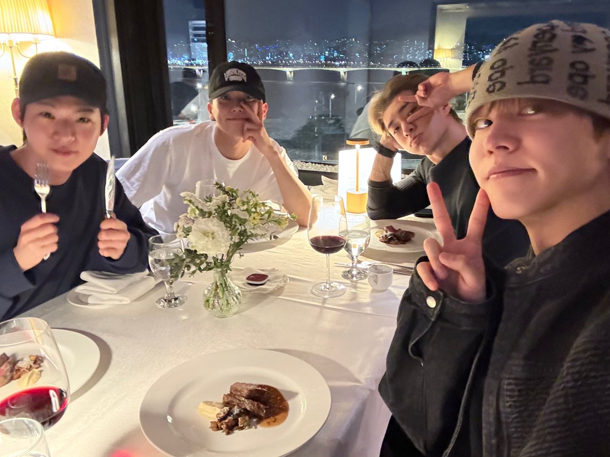 WM_ONOFF's tweet image. [#유 #U] 
다음엔 다같이 옵시다😎✌🏻