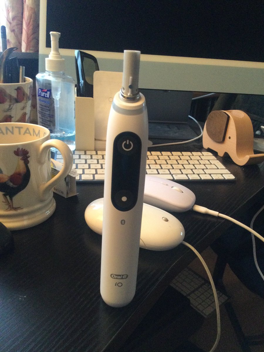 SimonBatesUK's tweet image. OK, help!
Would anyone be kind enough to tell me how to remove the plastic top on this toothbrush?