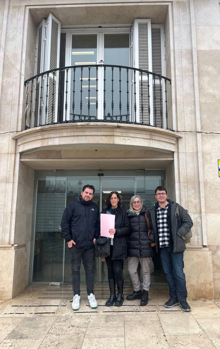 Hoy nuestra coordinadora <a href="/CarolCordero_N/">Carolina Cordero 🔻</a> junto al secretario general <a href="/elpcm/">Partido Comunista de Madrid</a> Miguel Montero, han estado con la compañera Miren  concejala de <a href="/IUAranjuez/">Izquierda Unida Aranjuez🇵🇸</a> 

En Aranjuez hay 93 viviendas municipales vacías. Gracias a nuestra iniciativa van a poder rehabilitarse y ser usadas ✊