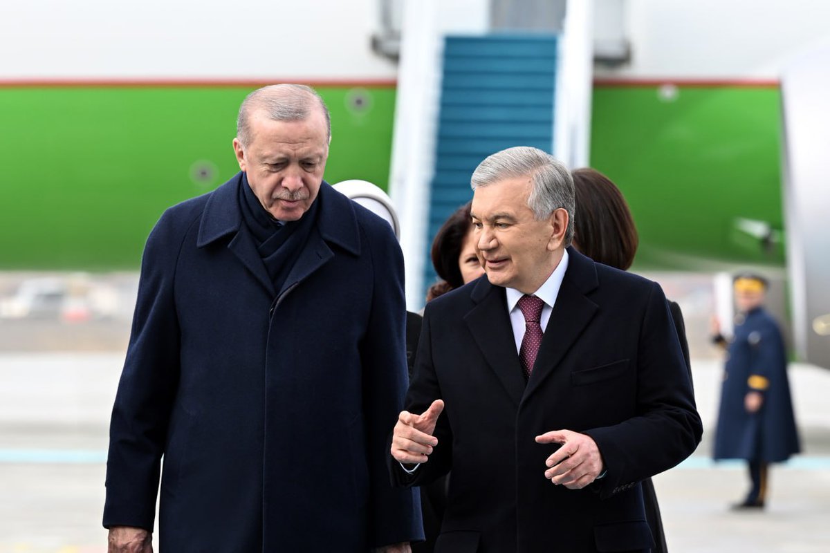 president_uz's tweet photo. The President of #Uzbekistan and his spouse, arriving in Ankara on an official visit, were warmly welcomed by the President of #Türkiye and his spouse. https://t.co/V9gUUPLMw3