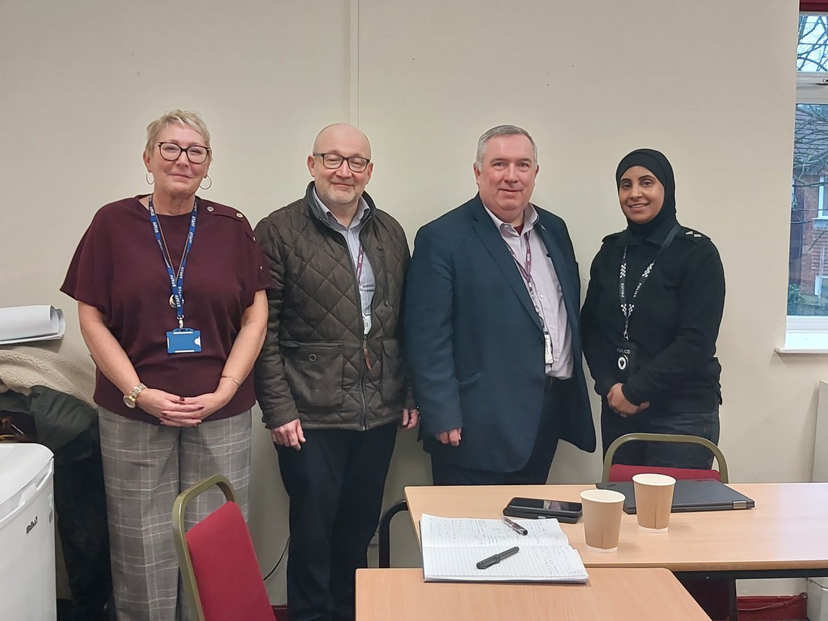 Inspector Nazia Kauser &amp; dedicated neighbourhood officer PC Petrescu attended Collingwood centre #Pheasey today with partners to discuss the local neighbourhood and working in collaboration together to tackle issues and concerns raised in the area. 
A very productive meeting.👮‍♀️💬