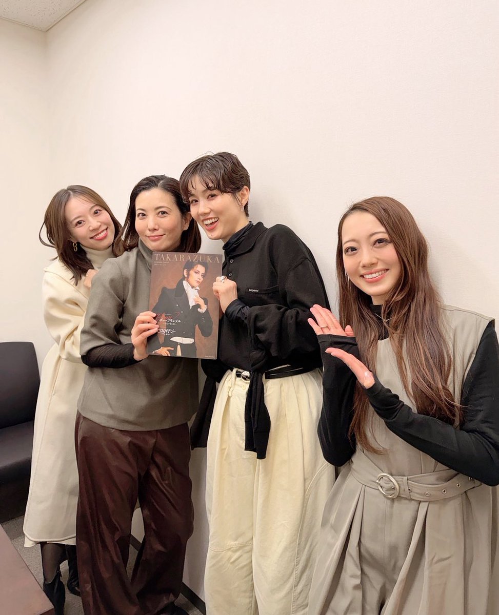 manaka_ayu's tweet photo. 宝塚雪組『#ボー・ブランメル』『#Prayer〜祈り〜』壮さん、咲ちゃん、ひらめちゃんと一緒に観劇させていただきました🩷
宝塚の華やかさは、やはりここでしか味わえないもの✨トップのお二方はじめ、下級生まで全身で放たれる力に心を打たれ、雪組の今が凝縮された、宝塚ならではの贅沢な時間でした✨ https://t.co/RBPcuCVJBy