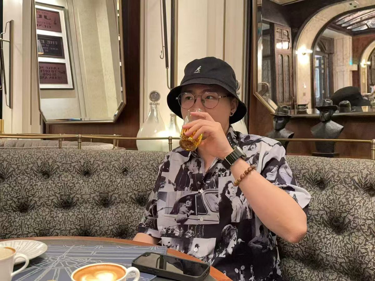 Notion_Ray's tweet image. 做个人商业，你越想帮助用户，你越收不了钱。好的商业模式，一定是在用户和商业之间，做到极致的平衡。

今天上午做了个家庭教育的咨询，姐姐是一个非常资深的教育人士，211 毕业，在 500 强外企干了快 20 年，自身履历非常优秀。