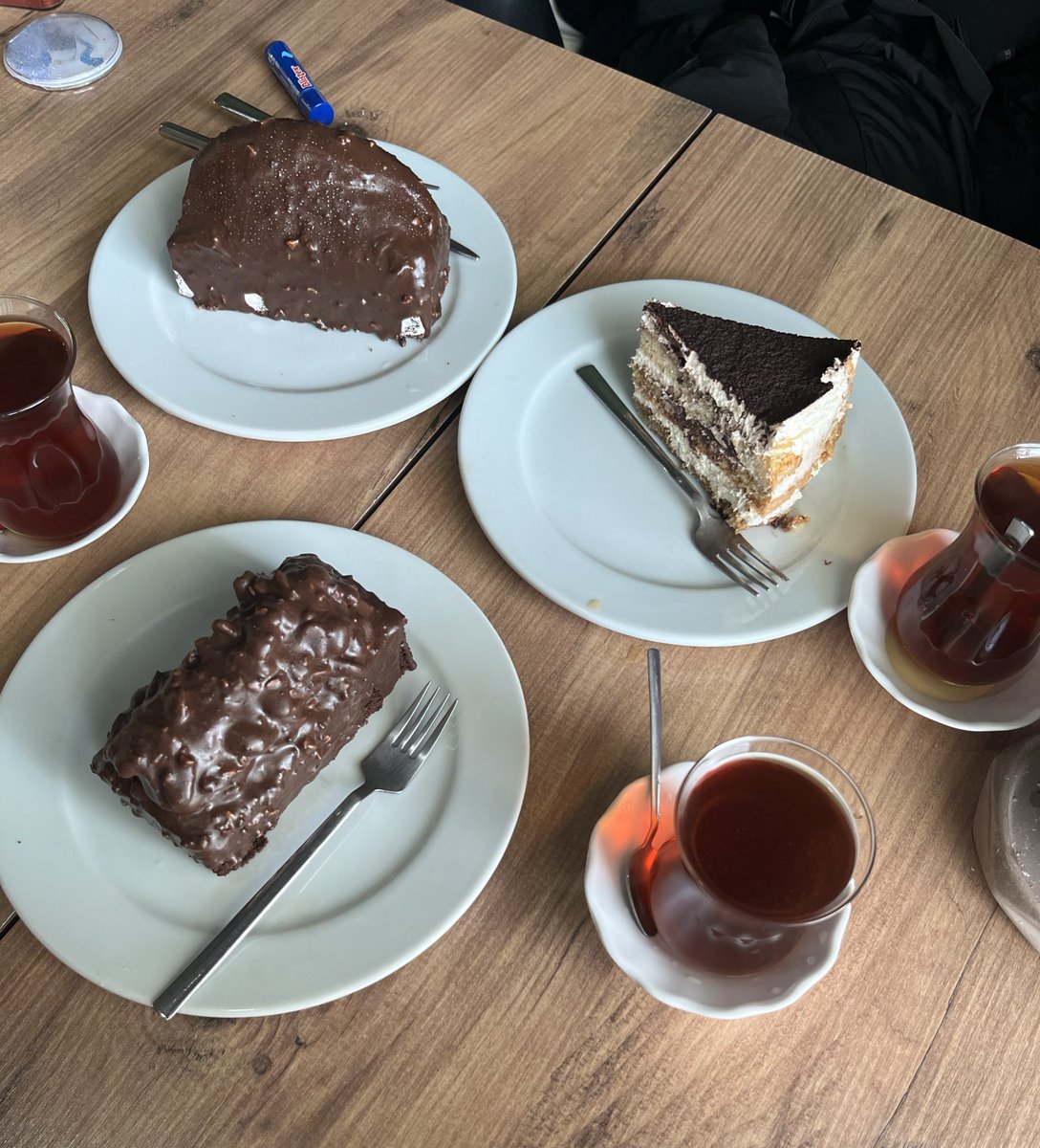 Tatlı bağımlılığı olan kız masası > ortaya tek tatlı alınan cici kız masaları