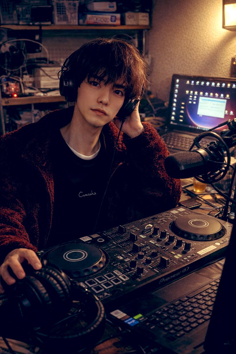 #dj 
#ai
#自宅
AIでイケメンにしてもらった！自分の部屋の雰囲気もこんな感じ？なんちゃってDJ