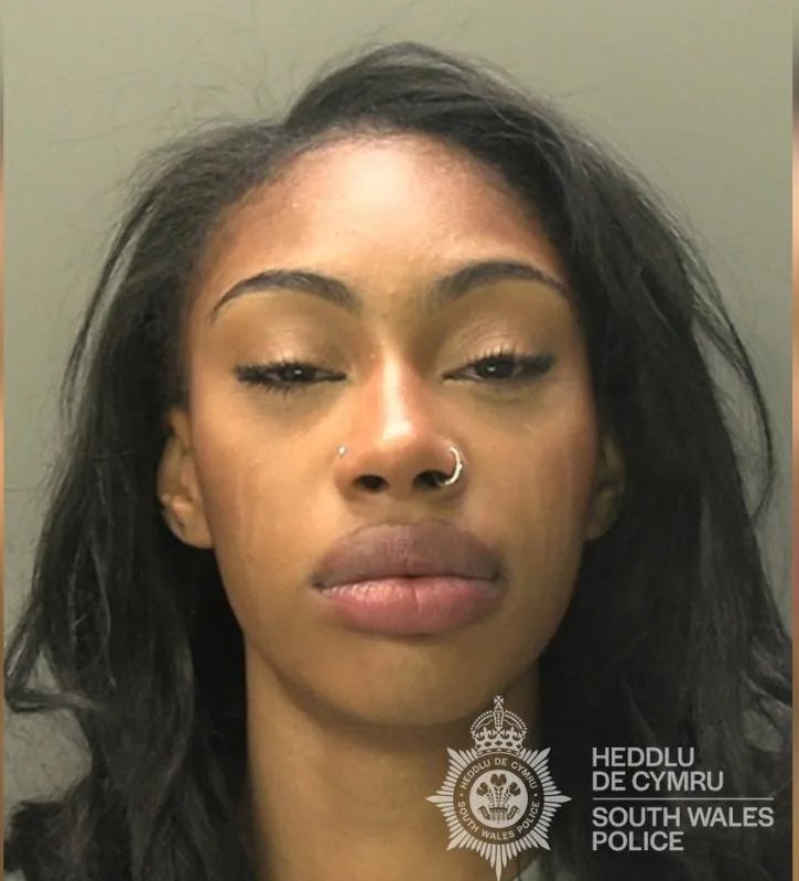 MusicConnoisseu's tweet image. 23 YEAR OLD MONTANA ROBERTSON JAILED FOR trying to smuggle drugs into prison for her boyfriend 😪

Her mugshot shows she’s been crying, but the comments are saying the real lesson is not to follow your boyfriend into silly decisions that can ruin your life🤷🏾‍♂️