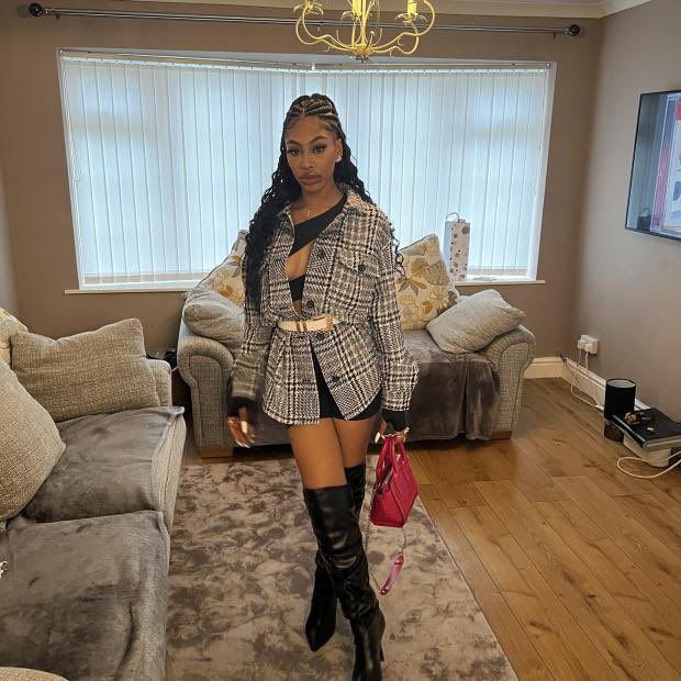 MusicConnoisseu's tweet image. 23 YEAR OLD MONTANA ROBERTSON JAILED FOR trying to smuggle drugs into prison for her boyfriend 😪

Her mugshot shows she’s been crying, but the comments are saying the real lesson is not to follow your boyfriend into silly decisions that can ruin your life🤷🏾‍♂️