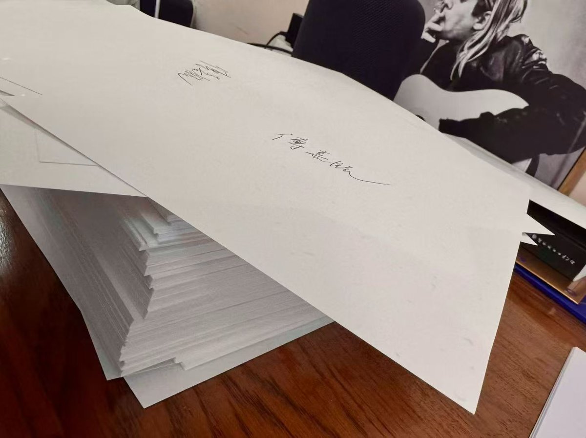 Notion_Ray's tweet image. 原来签名版真的是要一本一本签的…

这一大堆纸，500张，就算一个10秒，5000秒也要快一个半小时了