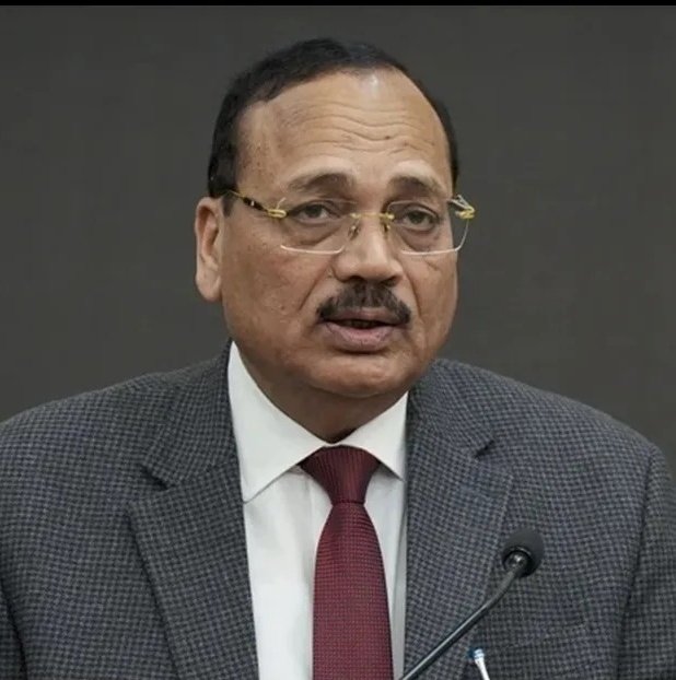 OBC हितों के लिए लाए गए मंडल कमीशन पर स्टे लगाते हुए जस्टिस KN सिंह ने कहा था "वह हमारे बच्चे हैं जो बाहर प्रदर्शन कर रहे हैं"

आज CJI सूर्यकांत ने भी ऐसी ही मिलती जुलती टिप्पणी की है और स्टे लगाया है, इससे सबसे ज़्यादा डैमेज OBC वर्ग का ही हुआ है,

ओबीसी समाज सो रहा है, जिंदा