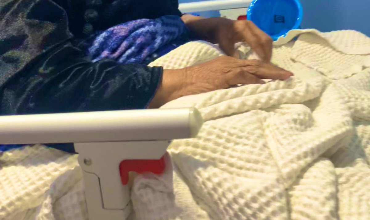 خرجت نتيجة الاشعه المقطعية الخاصة بوالدتي المصابة بالسرطان .. واتضح أن السرطان منتشر على أنسجة الكبد والرئة .. والمعالج يقول إما أن تستمر في الكيماوي أو تتحول إلى عيادة ( التلطيفي ).
والقلب محتار .. والصدر حزين على والدتي الغالية.. ولا نقول إلا ما يرضي ربنا.

لا تنسوها من دعواتكم