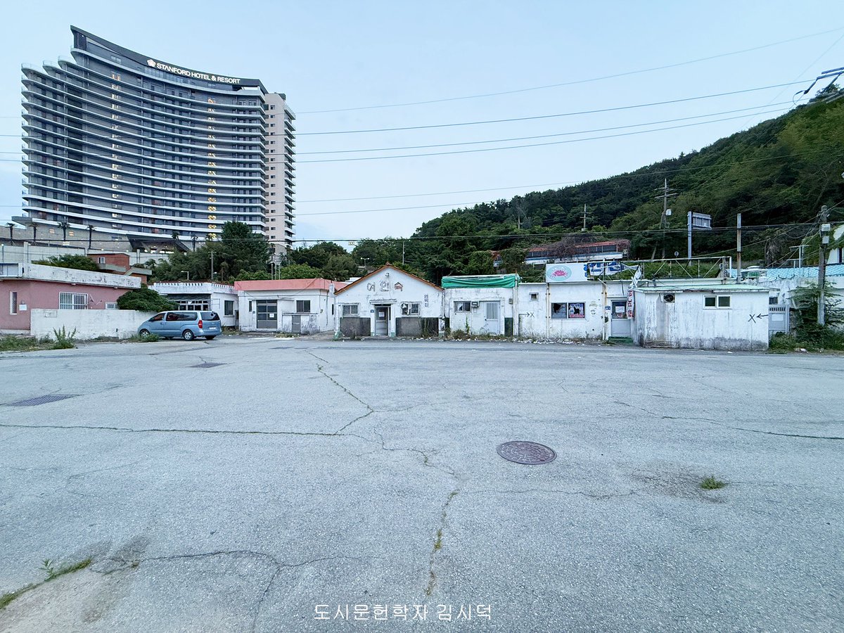 통영시는 육지와 미륵도로 크게 나뉘어집니다

이 가운데 미륵도의 북쪽에는 이주 어촌과 조선시대부터 이어져온 어촌이 있는데, 제가 찾아갔을 때 조선시대 마을쪽은 철거를 위해 주민들의 이주가 끝난 상태였습니다

youtu.be/W1Llzeq-JnQ?si…