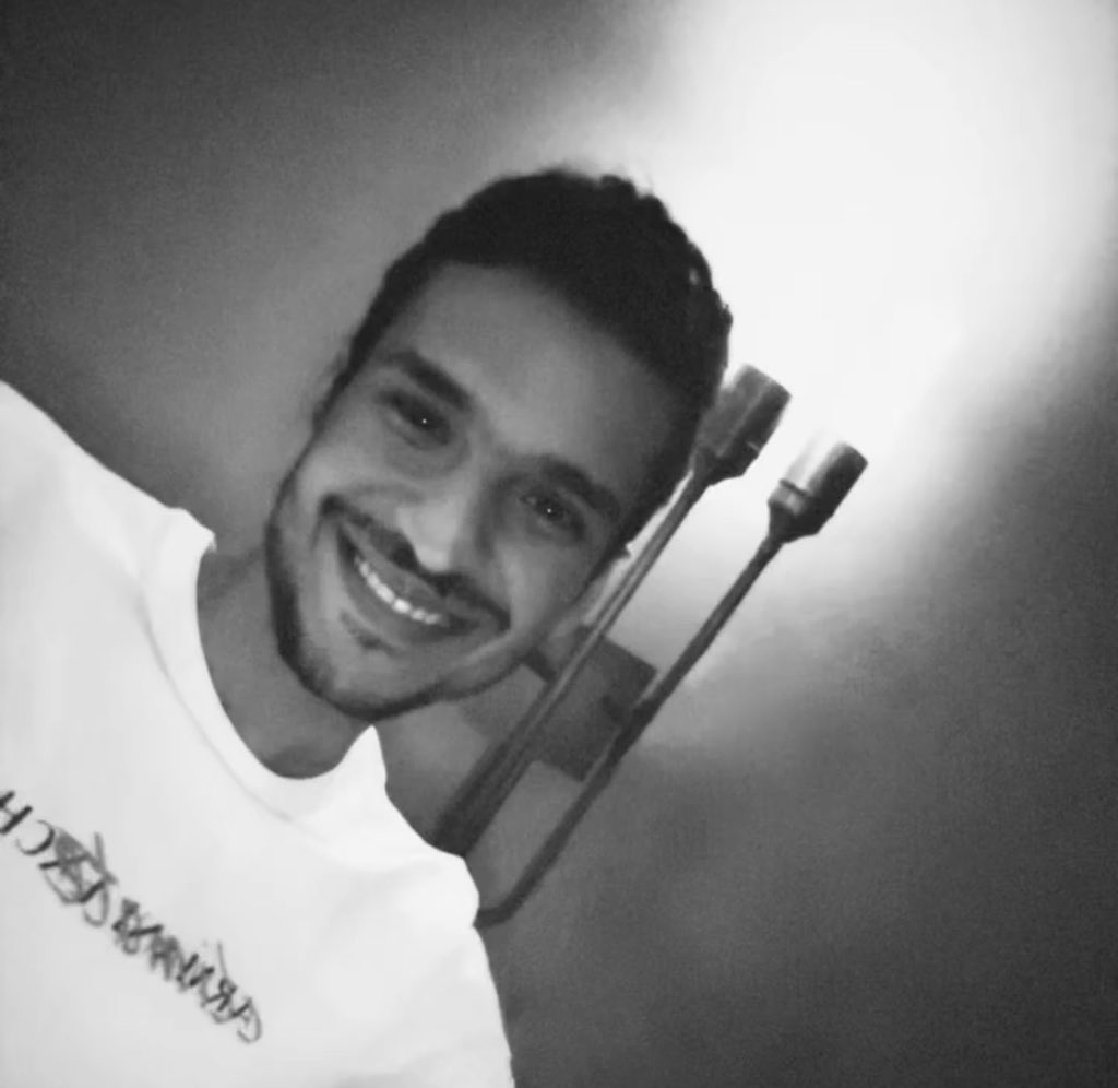 كأنه خالقك ربي ماتكبر
سوى في العين يادرة زمانك

<a href="/YasserBuali/">Yasser Buali | ياسر بوعلي</a> 🤍🤍
#ياسر_بوعلي