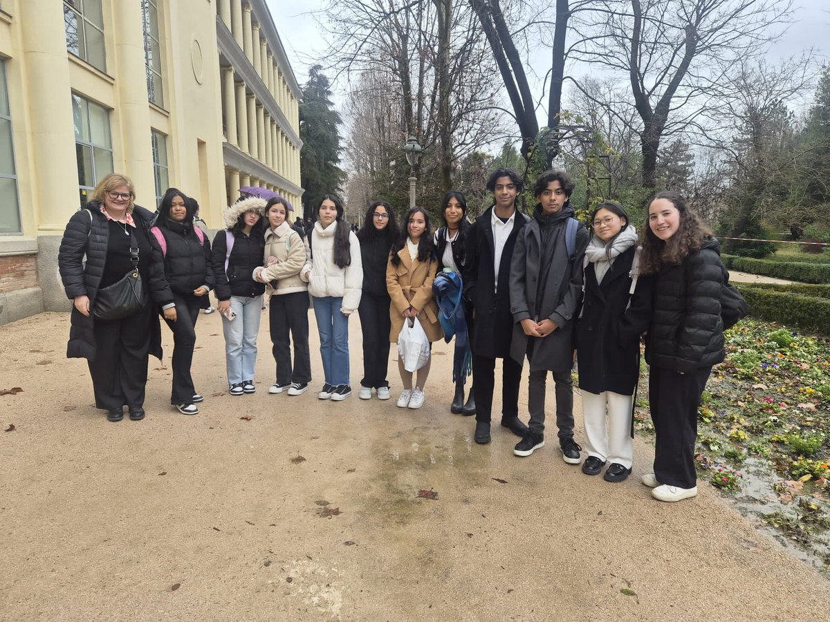 Foto de grupo de los estudiantes  de 3ESO que han participado en la conferencia Global Classrooms. Lugar: ISMIE. Tema: El deporte como medio sostenible y económico para un país #EPAS #EscuelasEmbajadoras #erasmusplus #iesquevedo #educacionpublica ⚽🏀🏐🇪🇺🇪🇺🇪🇺