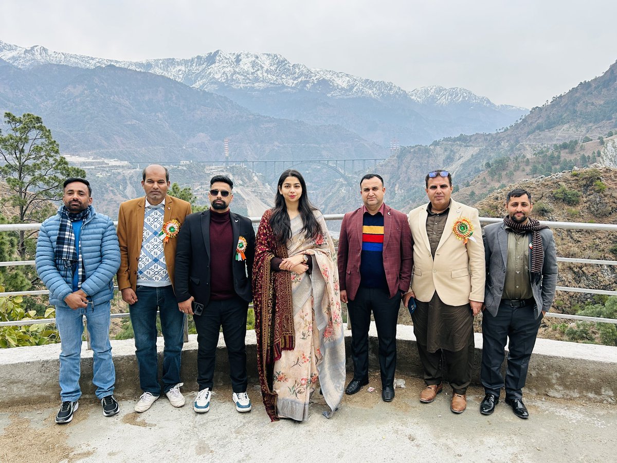 Mehak9999's tweet photo. With my team at the world’s heights rail bridge ! 

#ChenabBridge #JammuKashmir https://t.co/lsjWle7Vbh