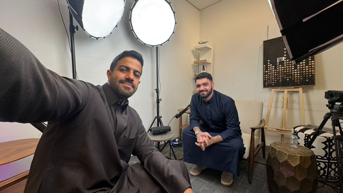 شايفين اللي ماخذ الصورة؟

هذا عمر، و قبل سنتين ترك منصبه الحكومي و اخذ اكبر مخاطرة غير منطقية وانشئ نظام يربط #تطبيقات_التوصيل بمكان واحد ومامعه ولا ريال

نظامه اليوم يمر من خلاله 200 مليون ريال واكثر من ٦ مليون طلب سنويا

قصته الرهيبة موجودة تحت 👇🏼