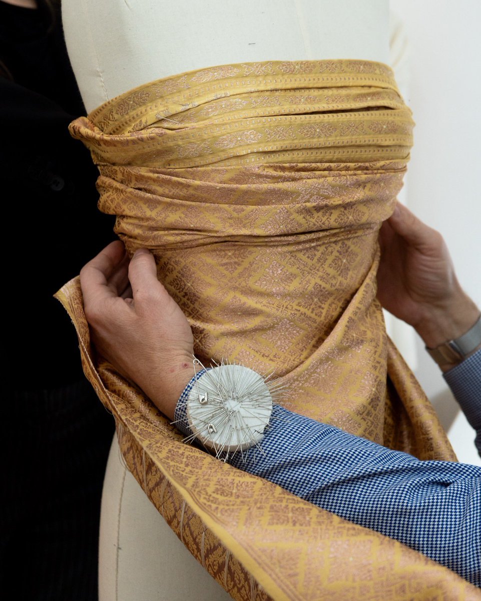 oyivelloud's tweet image. ผ้าไหมลายไทยขนาดนี้ หนูยังบอกว่าไม่ไทยเหรอคะลูก ใส่ผ้าไทยให้สนุกค่ะ อย่ายึดติดว่าผ้าไทยต้องห่มสไบเฉียงอย่างเดียว ถ้าแฟชั่นไทยไม่พัฒนาเลย ป่านนี้หมู่เฮาใส่ตะแบงมานไปทำงานกันหมดแล้วค่ะหนู