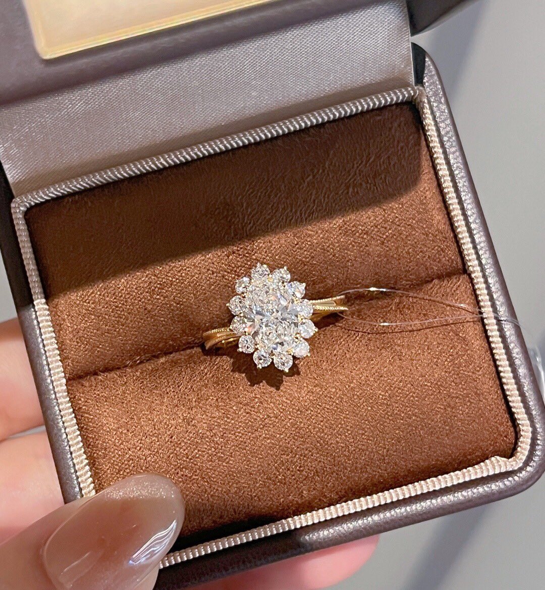 zhngziy79973530's tweet image. Product: The 18k gold  diamonds  ring
Material: 18k gold  inlaid with lab grown diamonds
The main stone:1.5ct
Colour : IGI D/vs
Price: 💎 $1160
#LabGrownDiamonds #SmartLuxury #DiamondAlternative #EthicalJewelry #SustainableLuxury #LabDiamond rings#JustAsReal #FutureOfLuxury #ring