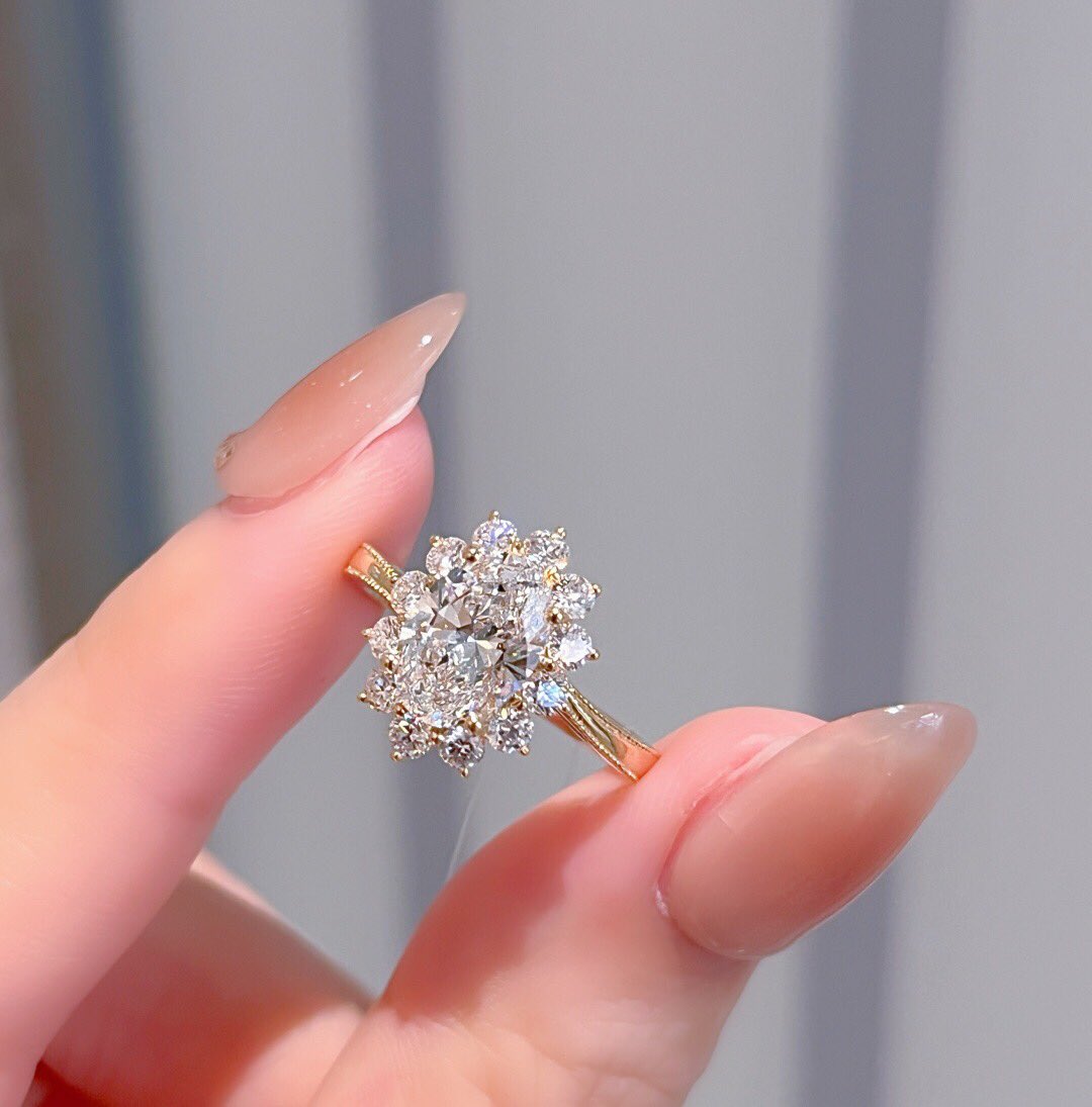 zhngziy79973530's tweet image. Product: The 18k gold  diamonds  ring
Material: 18k gold  inlaid with lab grown diamonds
The main stone:1.5ct
Colour : IGI D/vs
Price: 💎 $1160
#LabGrownDiamonds #SmartLuxury #DiamondAlternative #EthicalJewelry #SustainableLuxury #LabDiamond rings#JustAsReal #FutureOfLuxury #ring