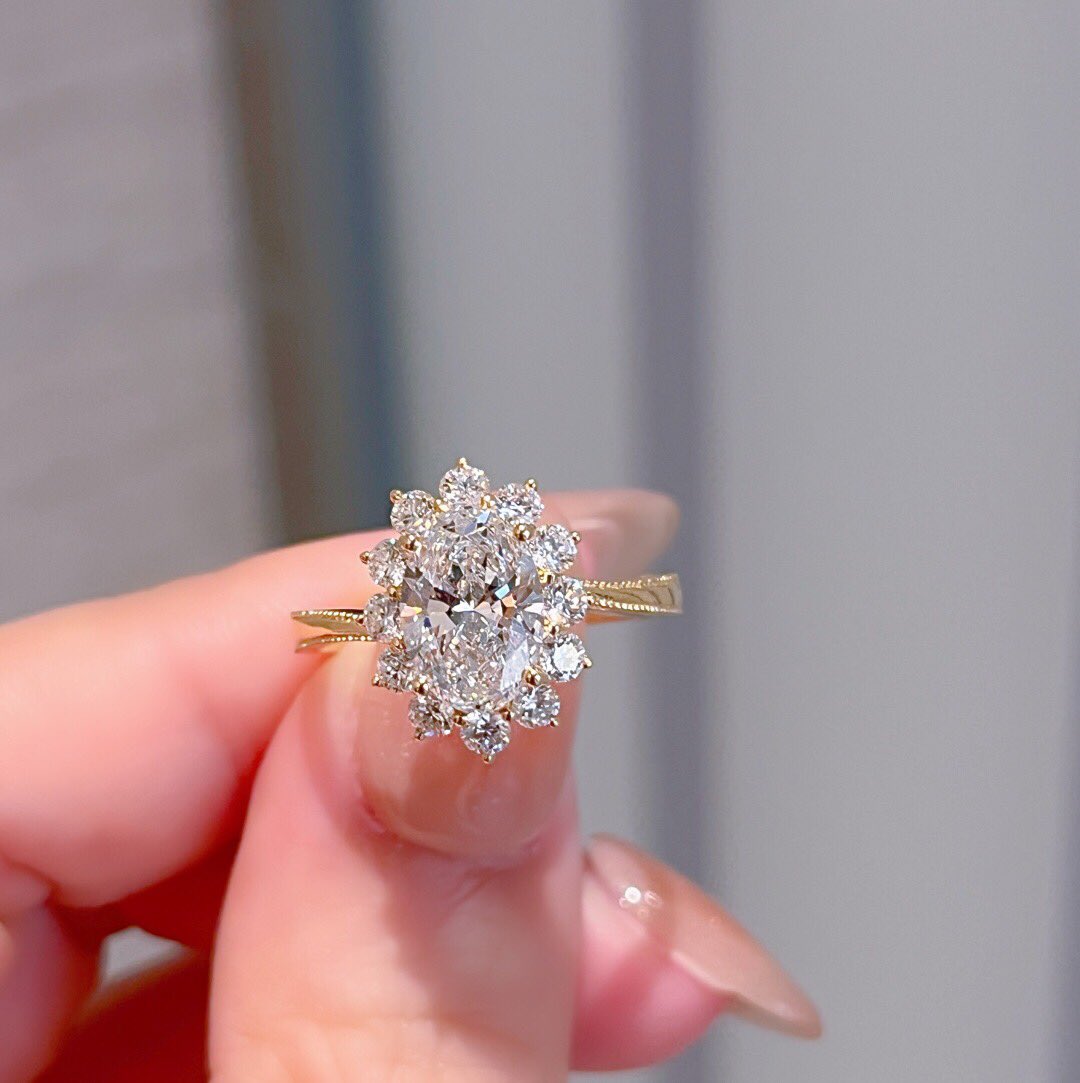 zhngziy79973530's tweet image. Product: The 18k gold  diamonds  ring
Material: 18k gold  inlaid with lab grown diamonds
The main stone:1.5ct
Colour : IGI D/vs
Price: 💎 $1160
#LabGrownDiamonds #SmartLuxury #DiamondAlternative #EthicalJewelry #SustainableLuxury #LabDiamond rings#JustAsReal #FutureOfLuxury #ring