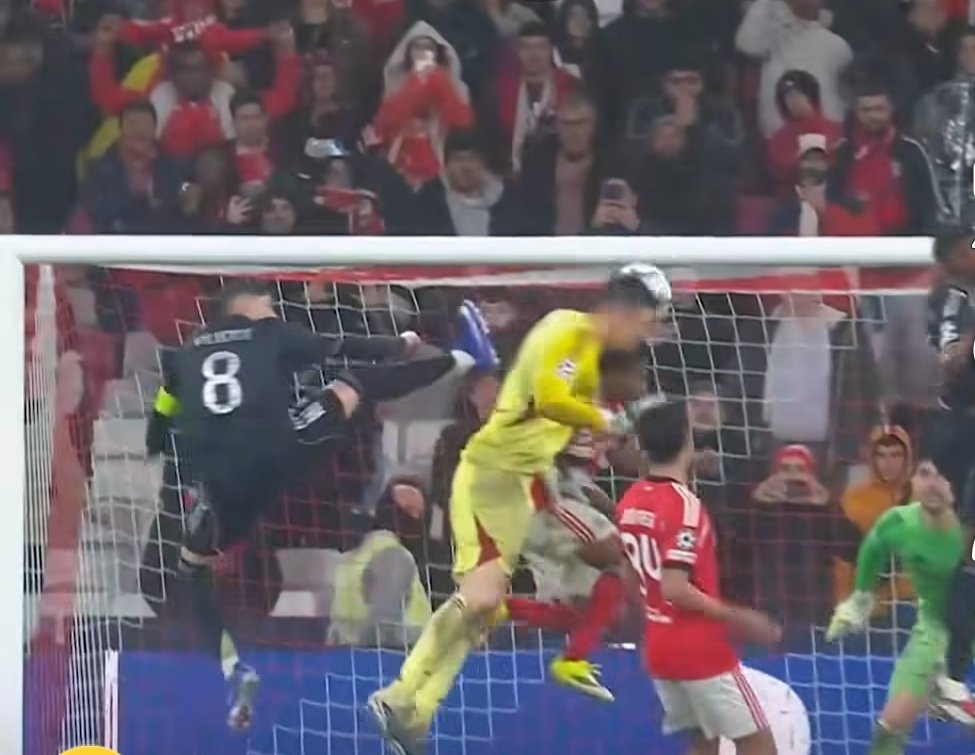 Valverde here 🤷🏻‍♂️
#Benfica #Trubin