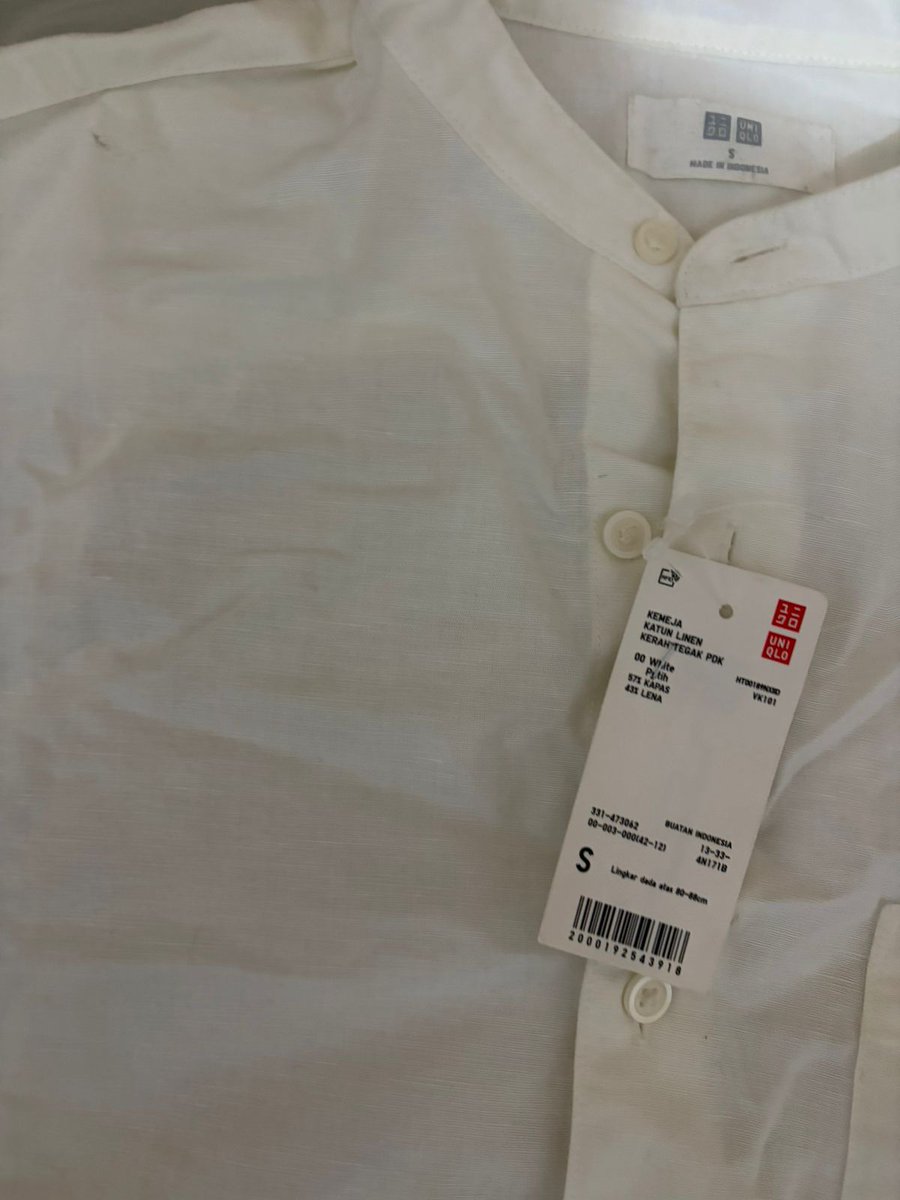 leeahver's tweet photo. WTS kemeja katun linen uniqlo cowo size S lengan pendek
baru ya ini, awalnya mau buat kado tp gajadi
Lecek karena disimpen di lemari
Jual 100k aja, sori karena ke clumsy-an aku ada sedikit robek di bagian atas, tp ga keliatan yaa

Boleh orennn https://t.co/IZCzGDtkYY