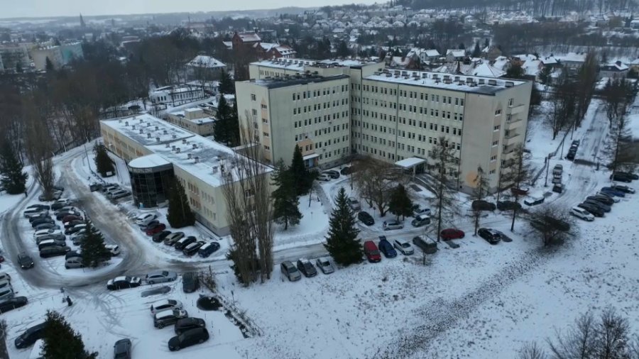 kasprzak_k_'s tweet photo. Nowym abortorium dla Gizeli Jagielskiej będzie szpital w Lubaniu na Dolnym Śląsku. Oficjalnie Gizela zostaje skierowana do zabiegów ginekologicznych i odbierania porodów. Prezes szpitala Anna Płotnicka-Mieloch chce dać aborterce nadzór nad całym blokiem porodowym i doprowadzić do tego, że w Lubaniu z 200 porodów rocznie zrobi się 1000.

Od razu wyjaśniam - im więcej dzieci zabiją poprzez aborcję, tym więcej będzie "porodów". Bo w statystykach NFZ ma jedno okienko w tabeli i na dzieci, którym szpital pomaga przyjść na świat, i na te dzieci, które morduje np. zastrzykiem z chlorku potasu w serce, a potem wydobywa je na zewnątrz ciała matki już martwe.

Ludzie w Lubaniu i regionie są przerażeni - dzwonią, piszą, proszą o pomoc!

Niestety Płotnicka-Mieloch za nic ma opinie mieszkanców Lubania i okolic, a przede wszystkim uważa, że życie zaczyna się po porodzie, więc woli mieć u siebie Gizelę - bo mają takie podobne poglądy!