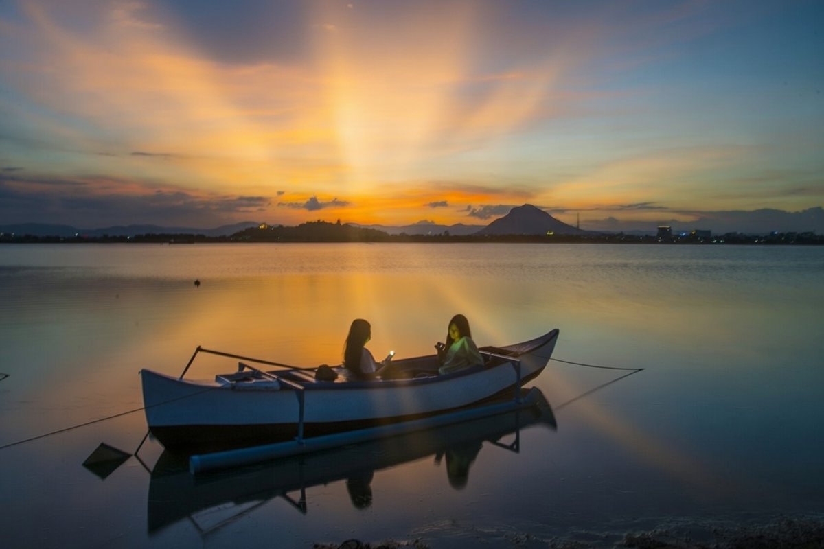 tia nắng chiều   long lanh .