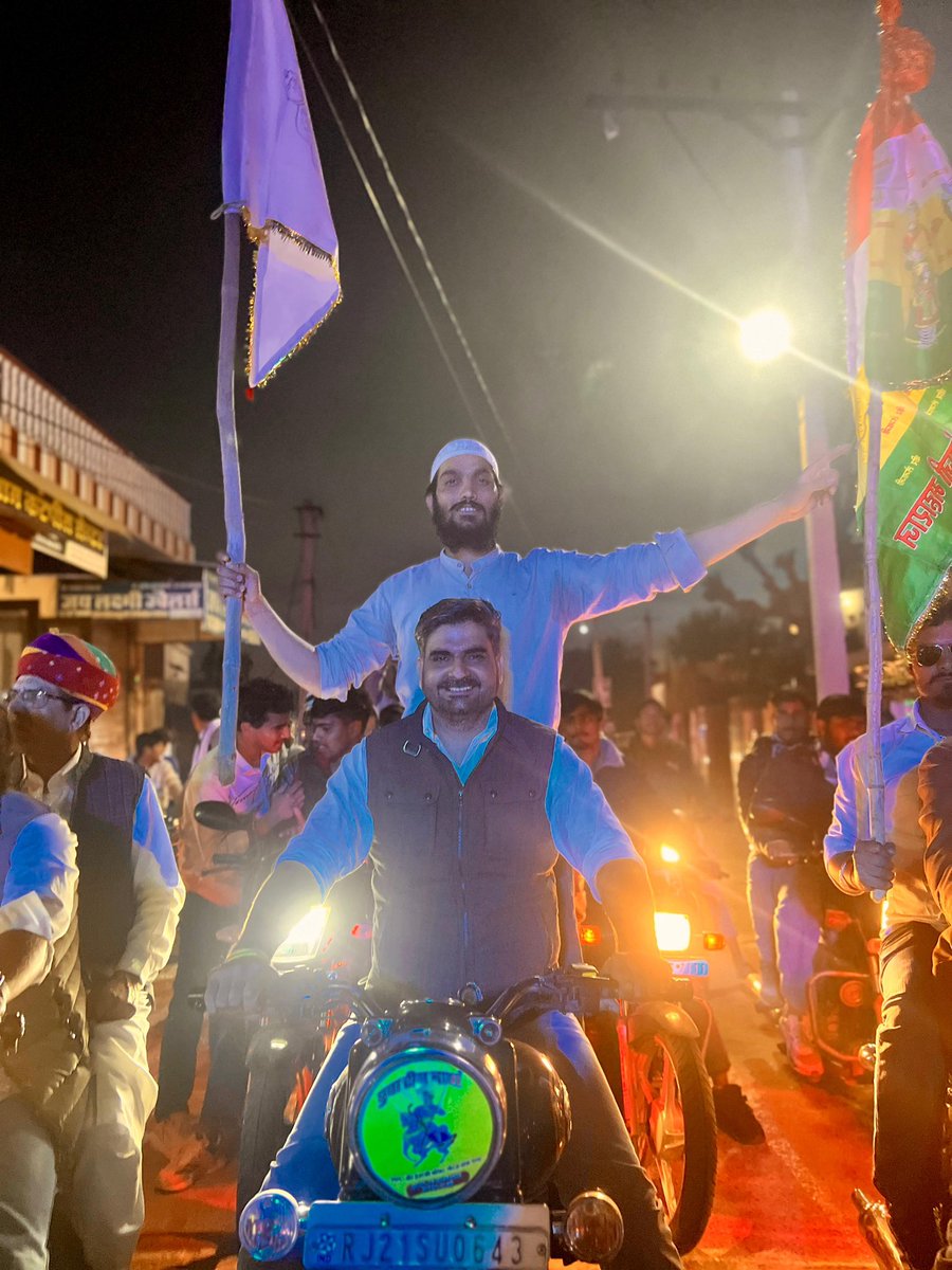 तस्वीर नावां से युवा नेता रामनिवास पोषक की निकलकर आई है 
अवसर है वीर तेजाजी महाराज के अवतरण दिवस की वाहन रैली।

जहां हिन्दू मुस्लिम की राजनीति ने समाज को बांट रखा है वहीं आयोजन में यह तस्वीर चार चांद लगा रही है
<a href="/withRamniwas/">Ramniwas Poshak</a>