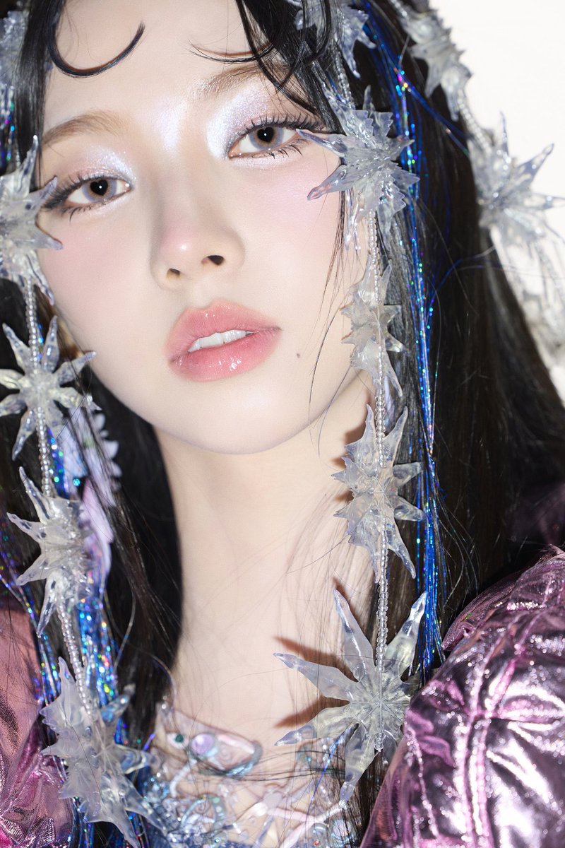 ㅅㅈㅎ이컨포떳을때  너무충격받앗던기억이잇음
일단,사진색감ㄴㅁ좋고
이런스타일.이런메이크업에 갖갖은투머치장식  다받아소화해내는  카.님이  정말“카리나”처럼느껴져서..