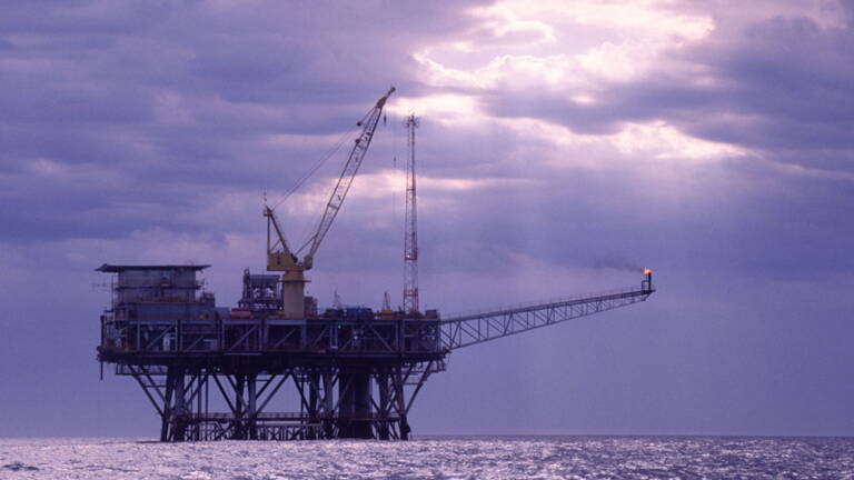 L_ThinkTank's tweet image. [ 🇫🇷 FRANCE ]

🔸 Le gouvernement français s’oppose à la relance de l’exploitation des hydrocarbures en Outre-mer, invoquant ses engagements climatiques et la priorité donnée à la transition énergétique, selon des positions exprimées récemment.