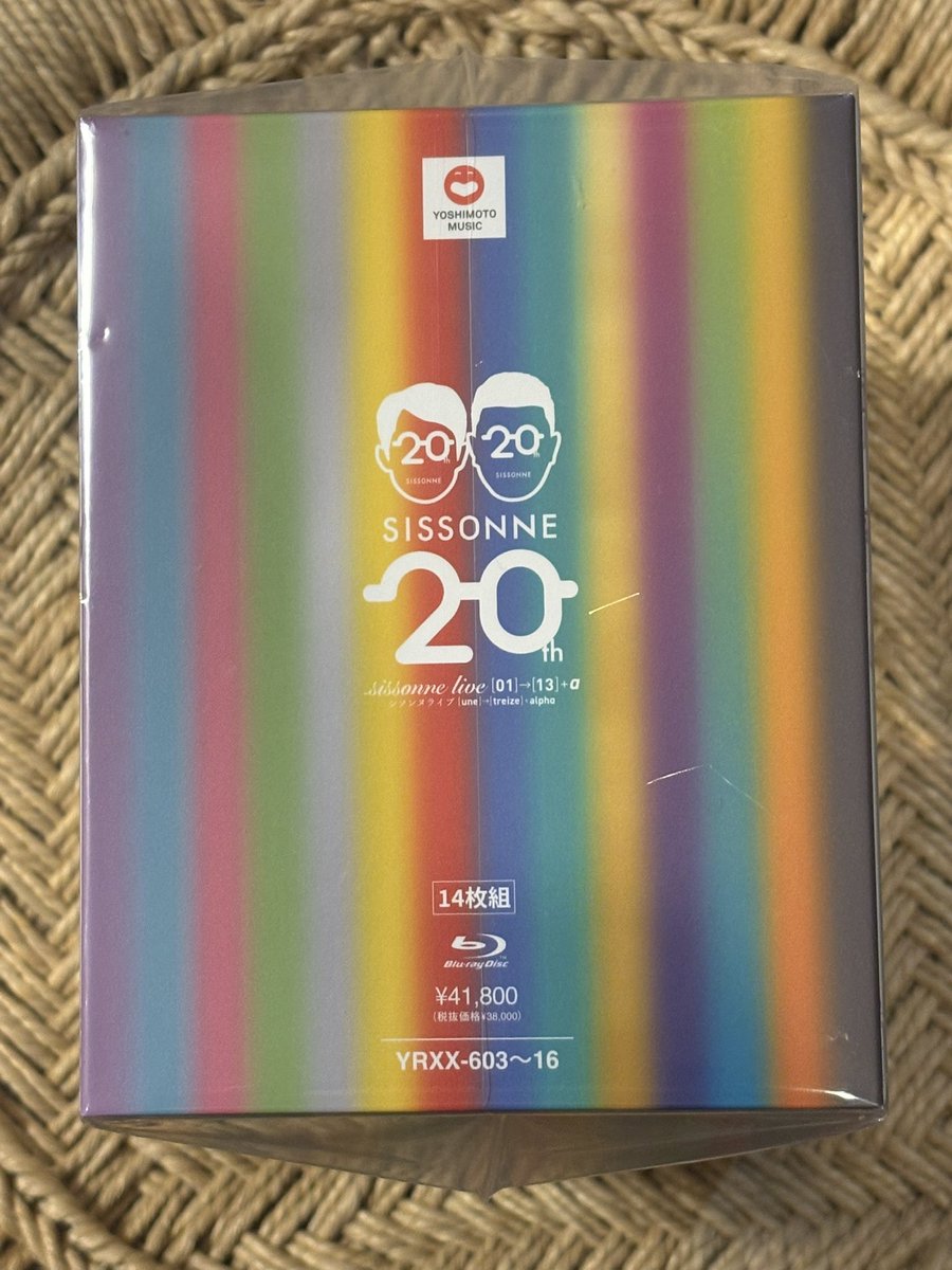 jinorarv76's tweet photo. やっとBlu-rayBOX取りに行きました♡
（不在だったので）
じっくり楽しみます😊
改めて結成20周年おめでとうございます🎊

#bluraybox #シソンヌ
#シソンヌ結成20周年記念 
#シソンヌライブBlurayBOX完全生産限定版 https://t.co/cs2zSnGRNL
