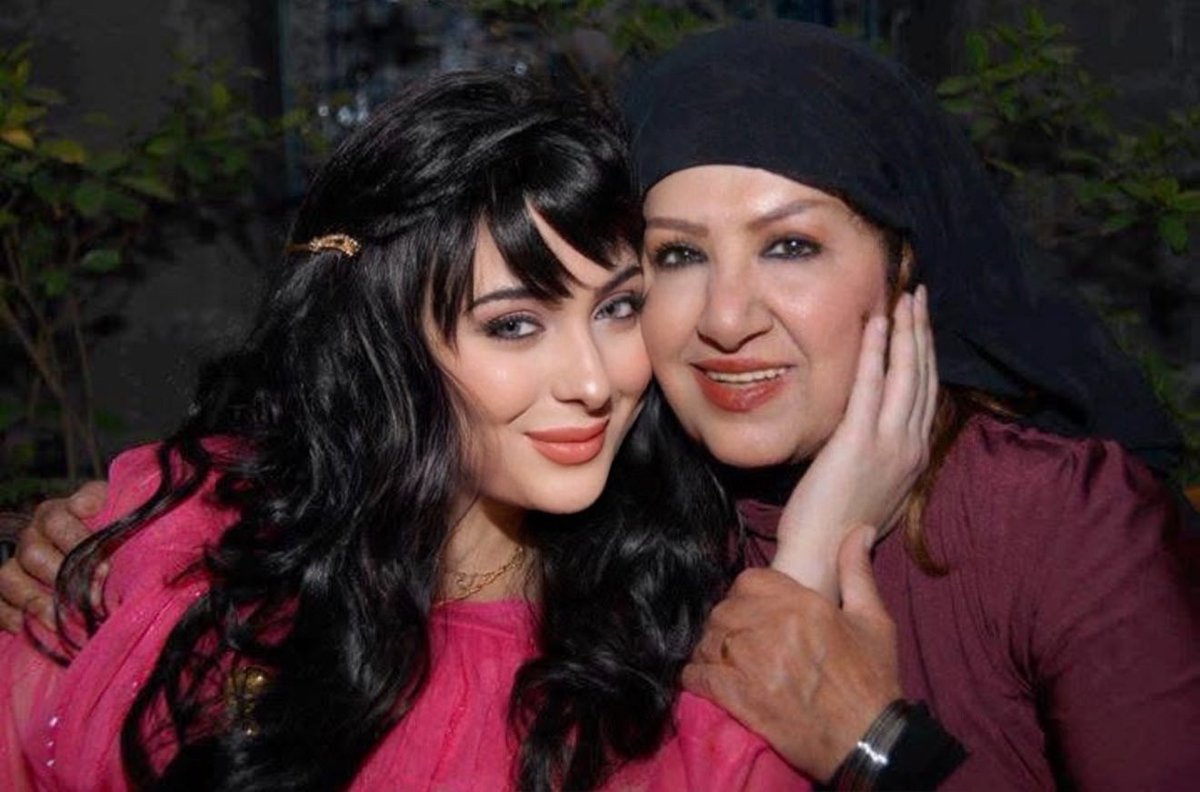 ياربي شو هالخبر ؟!! الله يرحمها و يحسن إليها🤲🏻💔 #هدى_شعراوي كانت فنانة جميلة صاحبة اجمل روح .. مُحبة و عطوفة و كانت جنبي تغني معي و تمازحني تخفف من توتري بأول تجربة تمثيل إلي وانا بعمر ٢٠ سنة بمسلسل #زمن_البرغوت .. بعمري مابنساكي يا طيبة💔 "إنّا لله وإنّا إليه راجعون"  ..