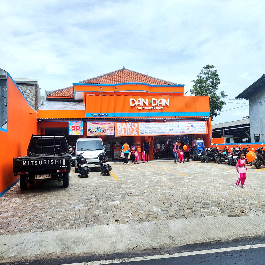 Sahyasamala's tweet image. Bener-bener makin menjamur di mana-mana! Salut buat perkembangannya yang makin besar di Indonesia. Memudahkan banget buat pejuang glow up dadakan. 💄

Selamat dan sukses terus Dan+Dan! 🥳🚀
#DanDan #SkincareHaul #LocalStore #Indonesia