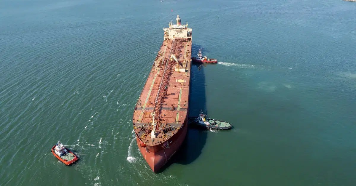 En lugar de detenerlo, España ayuda a un petrolero de la flota clandestina rusa a llegar a Marruecos...