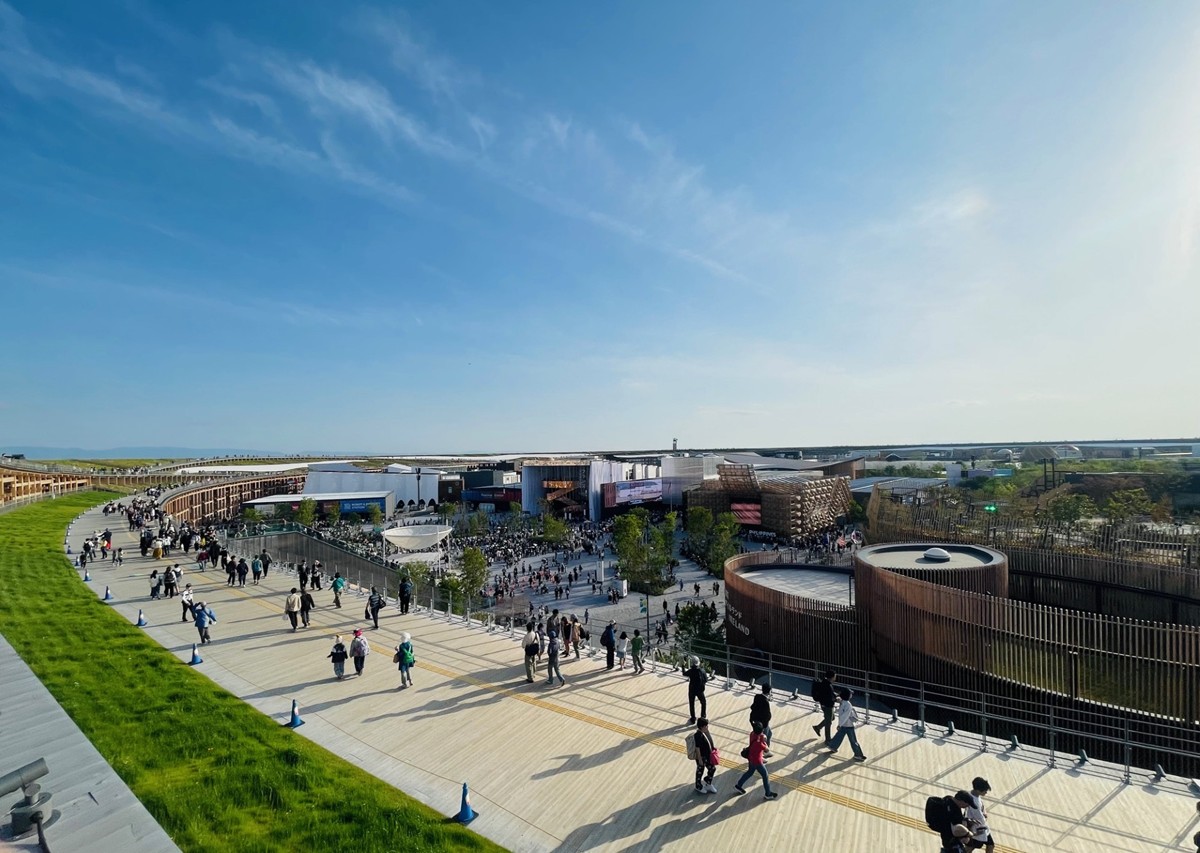 minnanokenchiku's tweet image. 1）大屋根リング／ 藤本壮介、忽那裕樹、東海林弘靖、東畑・梓設計JV、大林組、清水建設、竹中工務店
＃みんなの建築大賞
戦争や貧富差など様々な分断が生じている世界情勢の中で、調和や平和を思わせる円環木造建築を万博のシンボルとした功績は大きい。寝転がれる芝生や、繊細な緑化も素晴らしい。