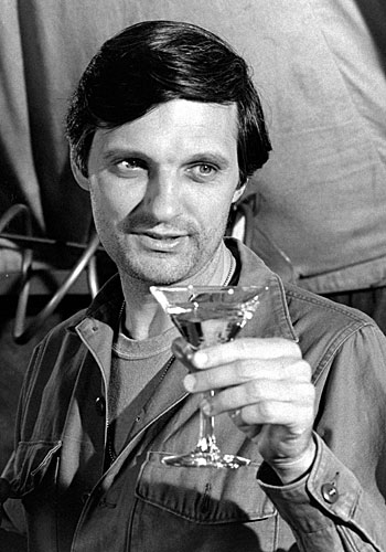 DaBear67's tweet photo. I might be a day late to the party, but happy birthday to @alanalda. His role of Hawkeye in M*A*S*H helped shape the satirical and wise cracking part of me growing up in the 70s and early 80s. #FinestKind https://t.co/O2OQ7c0Tlm