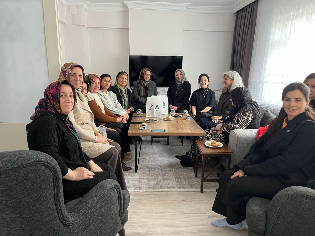 anahtarkadink's tweet photo. Kadın Kolları Başkanımız Hilal Güntülü Kavuncu Demirtaş ve İstanbul İl Kadın Kolları Başkanımız Feyza Baş, Bağcılar ilçemizde ilçe ziyareti gerçekleştirmiş, ardından ev ziyaretinde bulunmuştur. Ziyaretlerin organizasyonu ve misafirperverliği dolayısıyla İlçe Kadın Kolları Başkanımız Özlem Atar’a teşekkür ederiz.