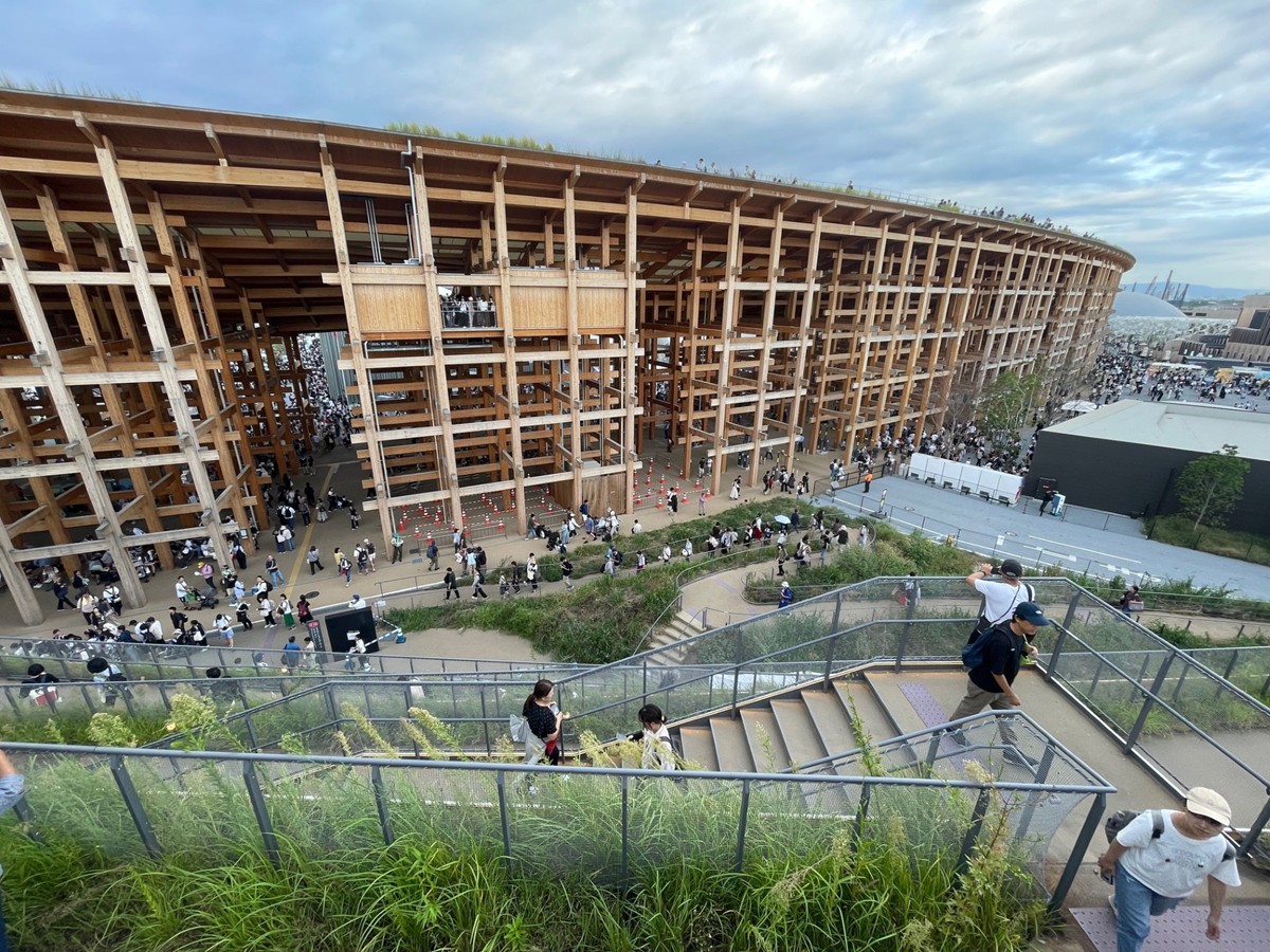 minnanokenchiku's tweet image. 1）大屋根リング／ 藤本壮介、忽那裕樹、東海林弘靖、東畑・梓設計JV、大林組、清水建設、竹中工務店
＃みんなの建築大賞
戦争や貧富差など様々な分断が生じている世界情勢の中で、調和や平和を思わせる円環木造建築を万博のシンボルとした功績は大きい。寝転がれる芝生や、繊細な緑化も素晴らしい。