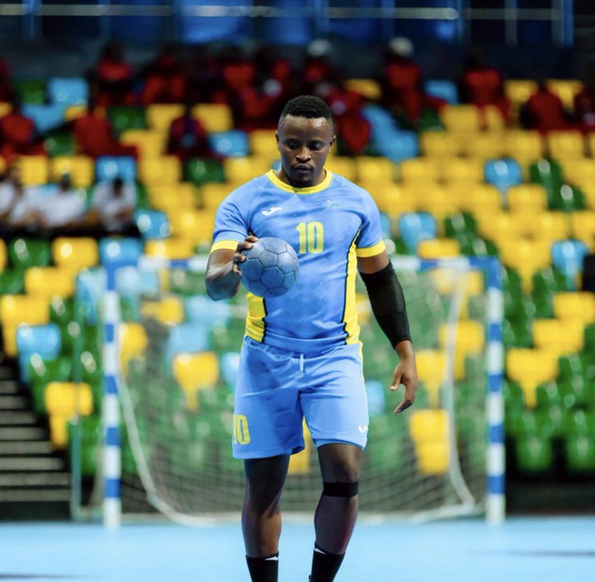imfuraluc01's tweet photo. #CANHandball2026 | FT
GABON 🇬🇦 32-28 🇷🇼 RWANDA
Rwanda suffered defeat and finished 10th in the ongoing 27th edition of the CAN Handball Championship.
Congratulations #RwandaHandball
Ku nshuro ya mbere Twitabira #CANHandball 2024 Twabaye aba 14, uyu mwaka Tubaye a ba 10.
@FerwahandRwanda @Rwanda_Sports
@bbkigalifm 89.7 FM